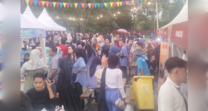 FOTO: DIAN/MATA KALTENG - Warga Sampit saat wisata kuliner di Expo Sampit 2024.