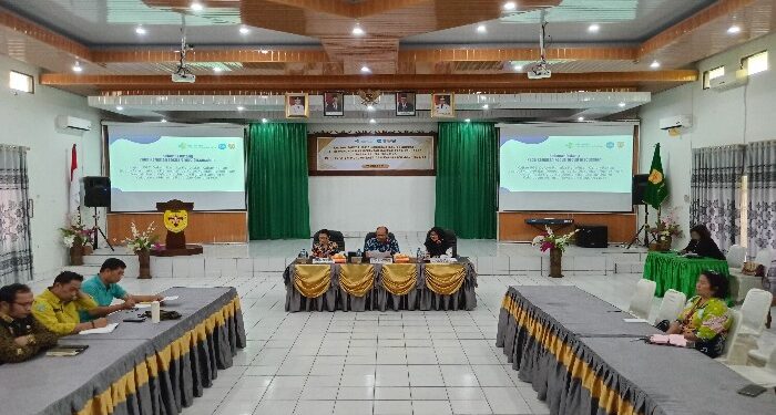 FOTO : DISKOMINFO SANTIK/MATA KALTENG - Sekda Gumas Yantrio Aulia yang diwakili Kepala Bapperida Yantrio Aulia, Kepala DP2KBP3A Rina Sari, dan Ketua Tim Peneliti Poltekes Kemenkes Palangka Raya Nila Susanti, memberikan arahan pada FGD kajian faktor sosio-ekonomi dan demografi serta dukungan pemerintah daerah pada keluarga dengan balita stunting, di aula bapperida setempat, Jumat, 14 Juni 2024.