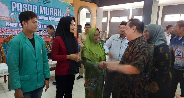 FOTO: IST/MATAKALTENG - Bupati Kotim Halikinnor saat menyerahkan bantuan dari Pemprov Kalteng, Jumat 14 Juni 2024.