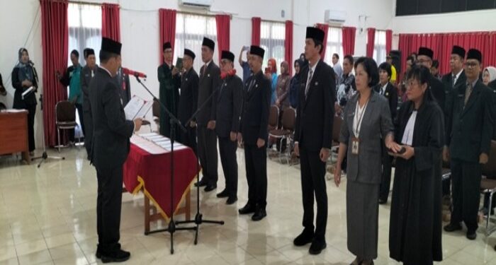 FOTO: MATAKALTENG - Enam Pejabat di lingkup Pemkab barsel saat dilantik oleh Pj Bupati Barsel, Deddy Winarwan.