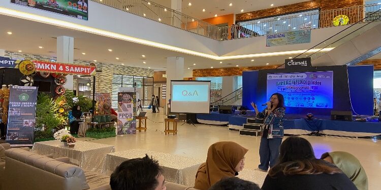 FOTO: DIAN/MATA KALTENG - Pameran Pendidikan Vokasi yang diselenggarakan Politeknik Sampit, Minggu 16 Juni 2024.