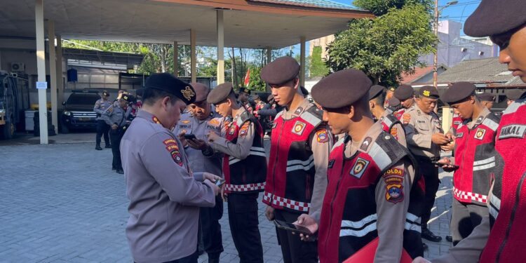 FOTO: MATAKALTENG - Dirsamapta Polda Kalsel, Kombes Pol Timbul RK Siregar, saat memeriksa handphone personel.