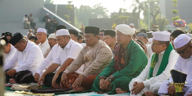 FOTO: IST/MATAKALTENG - Wakil Gubernur Kalteng H. Edy Pratowo saat melaksanakan Salat Iduladha 1445 Hijriah di Bundaran Besar Palangka Raya.
