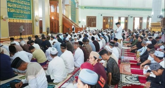 Foto: IST/MATA KALTENG - Suasana sholat Idul Adha di Islamic Center, Sampit, 17 Juni 2024.
