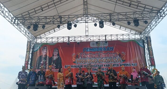 FOTO : DISKOMINFO SANTIK/MATA KALTENG - Pj Bupati Gumas Herson B. Aden bersama Kapolres AKBP Thedorus Priyo Santosa, Pabung Kodim 1016/Plk Letkol Maksun Abadi, Sekda Richard, dan Ketua Panitia Barthel, memukul katambung sebagai tanda dimulai FBMM dan pameran pembangunan tahun 2024, di Stadion Mini Kuala Kurun, Minggu, 16 Juni 2024.