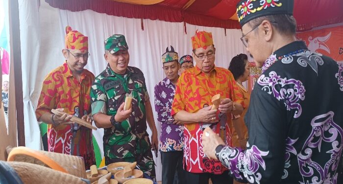FOTO : DPRD GUMAS/MATA KALTENG - Ketua DPRD Kabupaten Gumas Akerman Sahidar meninjau stan pameran pembangunan, di Stadion Mini Kuala Kurun, Minggu, 16 Juni 2024.