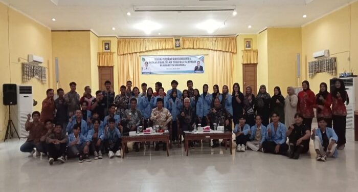 Foto : AKH/MATAKALTENG - Pj Bupati Sukamara Kaspinor saat berdialog dengan mahasiswa PSDKU Polnep di Sukamara.