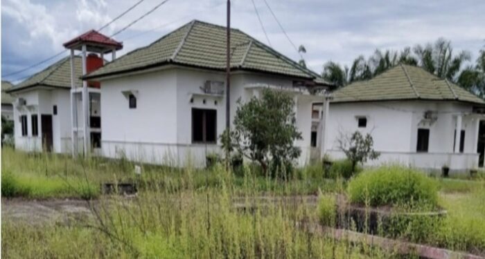 Foto: MATAKALTENG - Rumah dinas DPRD Barsel yang berada di Desa Sababilah Kecamatan Dusun Selatan.