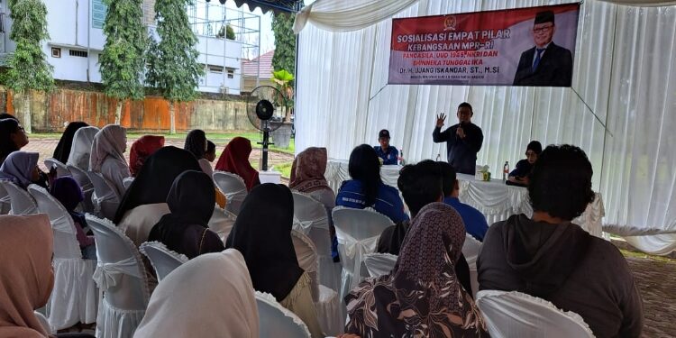 FOTO: IST/MATAKALTENG
Anggota DPR RI Ujang Iskandar menggelar Sosialisasi 4 Pilar Pancasila dan UUD 45 di Desa Kumpai Batu Atas, Kecamatan Arut Selatan, Kabupaten Kotawaringin Barat, Selasa 18 Juni 2024.