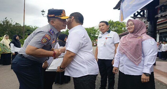 FOTO : DEVIANA/MATAKALTENG - Bupati Kotim Halikinnor saat memeluk Kadishub Suparmadi yang purna tugas, Rabu 19 Juni 2024.