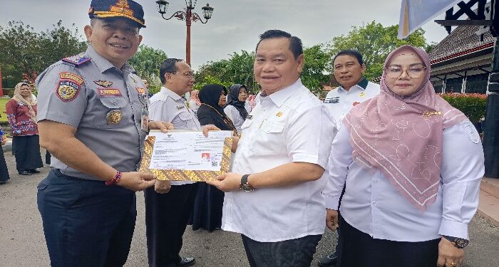 FOTO : DEVIANA/MATAKALTENG - Bupati Kotim Halikinnor saat melepas Kadishub Kotim Suparmadi yang purna tugas, Rabu 19 Juni 2024.