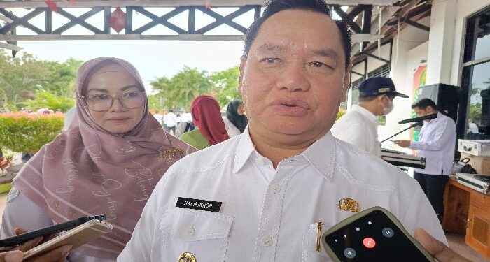 FOTO: MATAKALTENG - Bupati Kotim Halikinnor didampingi wakilnya, Irawati.