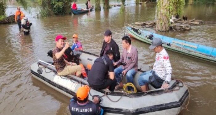 Foto: IST/MATA KALTENG - Bupati Kotim Halikinnor saat menyambangi salah satu desa terdampak banjir di Kecamatan Kota Besi beberapa waktu lalu.