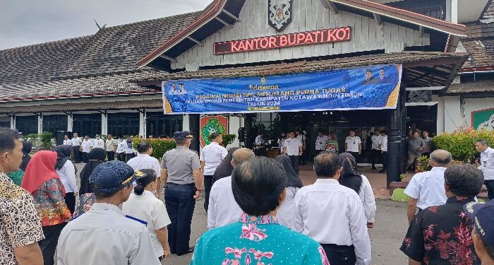 FOTO : DEVIANA/MATAKALTENG - Bupati Kotim Halikinnor saat memimpin apel sekaligus pelepasan ASN purna tugas, Rabu 19 Juni 2024.