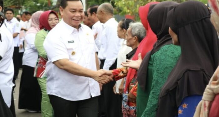Foto: IST/MATA KALTENG - Bupati Kotim Halikinnor saat memberi apresiasi atas ASN yang purna tugas, 19 Juni 2024.