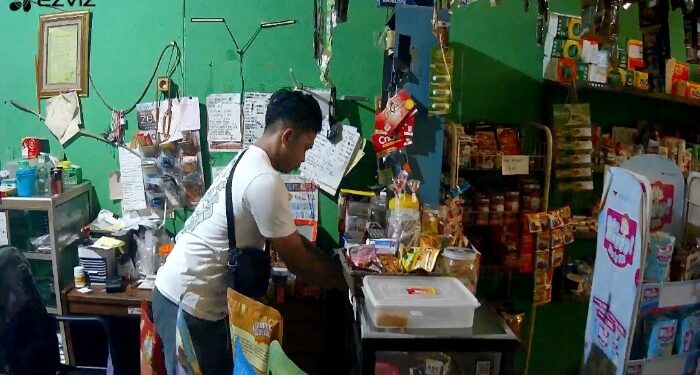 FOTO: IST/MATAKALTENG - Tangkap layar pelaku saat menggasak toko warga di Jalan Gatot Subroto.
