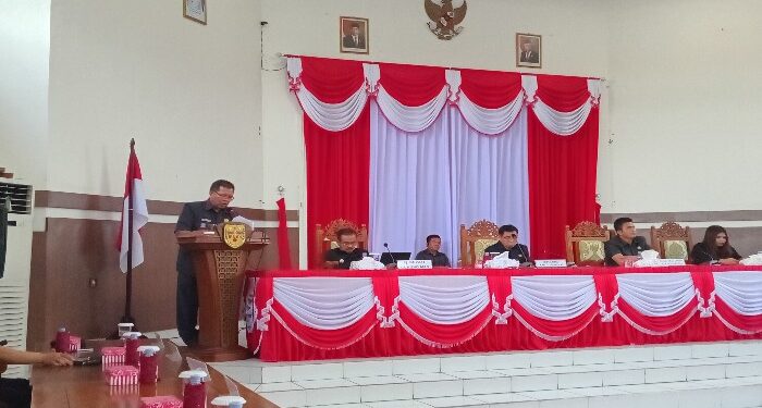 FOTO : DPRD GUMAS/MATA KALTENG - Juru Bicara Fraksi PDIP Edyson D Kenting ketika menyampaikan pandangan umum fraksinya terhadap pidato pengantar Bupati Gumas tentang raperda pertanggungjawaban APBD tahun 2023, pada rapat paripurna ke-1 masa persidangan III tahun sidang 2024, Rabu, 19 Juni 2023.