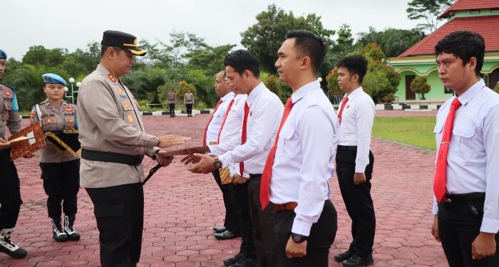 FOTO : HUMAS POLRES GUMAS/MATA KALTENG - Kapolres Gumas AKBP Theodorus Priyo Santosa memberikan piagam penghargaan kepada personel yang berprestasi, Rabu, 19 Juni 2024.