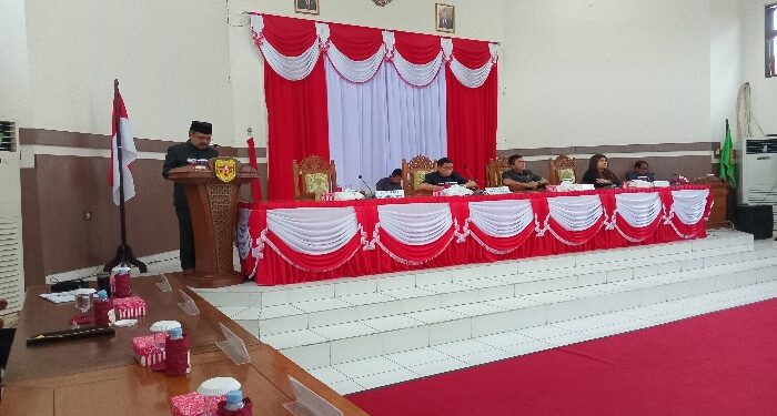 FOTO : DISKOMINFO SANTIK/MATA KALTENG - Pj Bupati Gumas Herson B. Aden saat menyampaikan Raperda Pertanggungjawaban APBD tahun 2023, pada rapat paripurna ke-1 masa persidangan III tahun sidang 2024, Rabu, 19 Juni 2024.