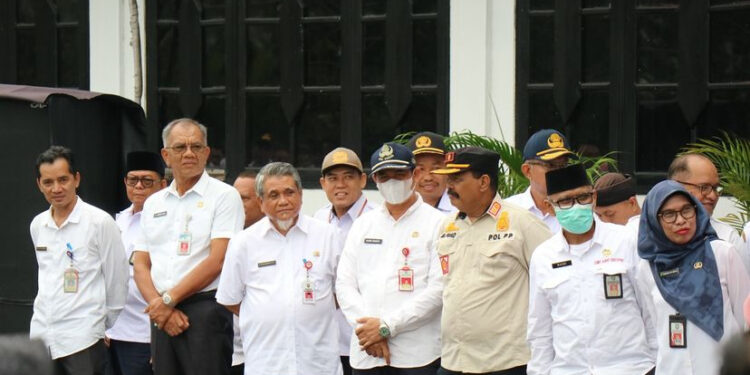 Foto:DOK/MATA KALTENG - Sejumlah kepala dinas saat menghadiri acara pelepasan ASN purnatugas di halaman kantor Pemda Kotim, 19 Juni 2024.