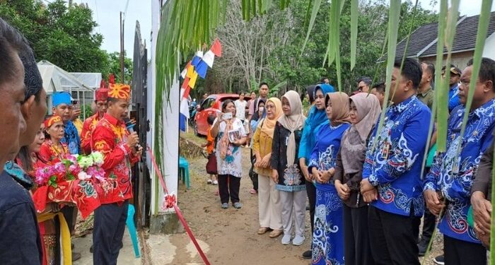 Foto: MATAKALTENG - Asisten I Setda Barsel Yoga P Utomo saat menghadiri penilaian lomba desa tingkat provinsi di desa Bipak Kali kecamatan Gunung Bintang Awai.