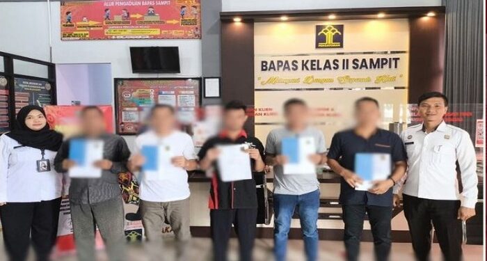Foto: LAPAS/MATA KALTENG - Lima orang warga binaan lapas Sampit yang bebas bersyarat pada, 19 Juni 2024.