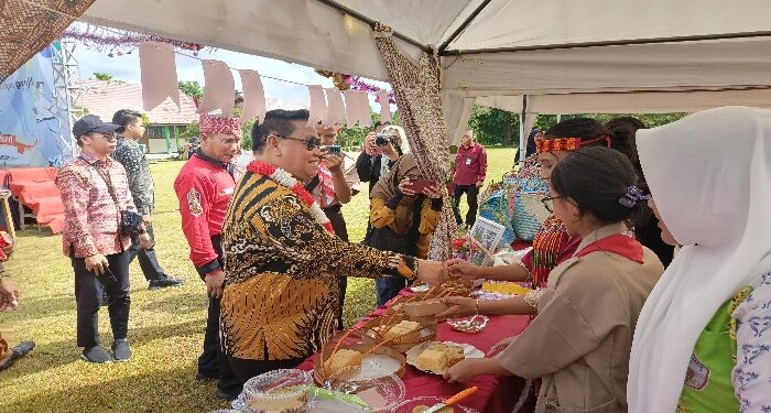 FOTO : DEVIANA/MATAKALTENG - Bupati Kotim Halikinnor saat mengunjungi stand siswa, Kamis 20 Juni 2024.
