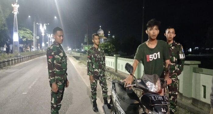 FOTO: AGUS/MATAKALTENG - Terlihat anggota TNI saat membantu mengevakuasi korban laka tunggal di depan Kompi Antang. Rabu, 19 Juni 2024.