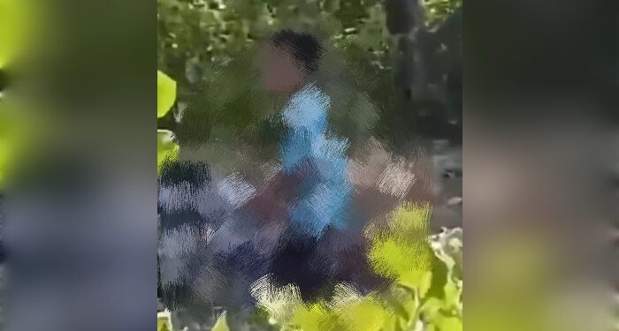 FOTO: IST/MATAKALTENG - Tangkap layar video viral pasangan sejoli sedang melakukan hubungan badan di tengah semak belukar.