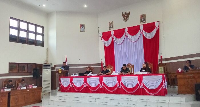 FOTO : DPRD GUMAS/MATA KALTENG - Juru Bicara Fraksi Partai Demokrat DPRD Kabupaten Gumas Untung Jaya Bangas menyampaikan pandangan umum fraksi, terhadap pidato pengantar bupati tentang raperda pertanggung jawaban APBD tahun 2023, pada rapat paripurna ke-1 masa persidangan III tahun sidang 2024, Rabu, 19 Juni 2024.