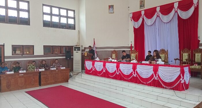 FOTO : DISKOMINFO SANTIK/MATA KALTENG - Pj Bupati Gumas Herson B. Aden saat menyampaikan jawaban pemerintah terhadap pandangan umum fraksi-fraksi pendukung dewan, pada rapat paripurna ke-3 masa persidangan III tahun sidang 2024, Kamis, 20 Juni 2024.