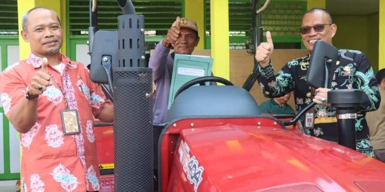 FOTO: PROKOM SERUYAN/MATA KALTENG - Pj Sekda Seruyan, Bahrun Abbas (kanan) saat menyerahkan secara simbolis bantuan alsintan kepada poktan di Balai Penyuluhan Pertanian DKPP Kabupaten Seruyan, Kecamatan Seruyan Hilir, Jum'at 21 Juni 2024.