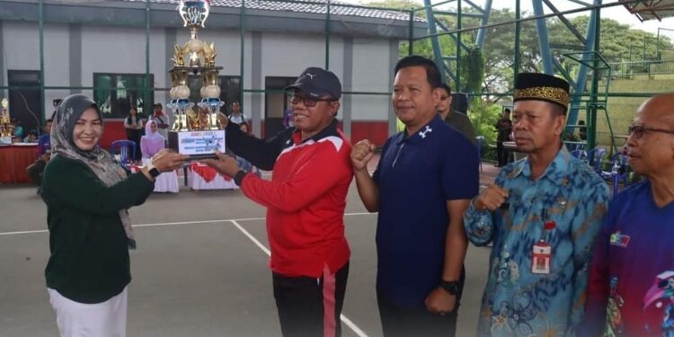 FOTO: PROKOM SERUYAN/MATA KALTENG - Asisten Pemerintahan dan Kesejahteraan Rakyat Setda Seruyan, Agus Suharto (dua dari kiri) saat menyerahkan piala kepada pemenang O2SN tingkat Kabupaten Seruyan di Tenis Indoor Kuala Pembuang, Jum'at 21 Juni 2024.