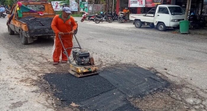 Foto: DOK/MATA KALTENG - Penambalan jalan S Parman, Sampit oleh Dinas SDABMBKPRKP pada awal tahun 2024.