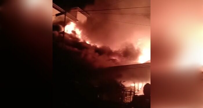 FOTO: IST/MATAKALTENG - Kobaran api melahap rumah warga di Kecamatan Mentaya Hulu. Kamis, 20 Juni 2024 sore.