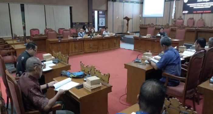 Foto: DIAN/MATA KALTENG - Pembahasan ranperda inisiatif DPRD Kotim tentang perlindungan petani, 21 Juni 2024.