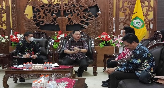 FOTO : DEVIANA/MATAKALTENG - Bupati Kotim Halikinnor saat bertemu dengan Manager PLN UP3 Pangkalan Bun Presley Silaen, Jumat 21 Juni 2024.