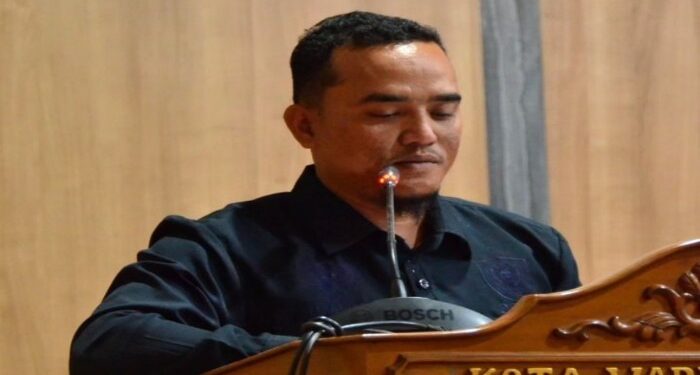 Foto: DIAN/MATA KALTENG - Juru bicara Fraksi Golkar Ardi Saputra saat menyampaikam pandangan akhir fraksi DPRD Kotim tentang ranperda pelaksanaan APBD tahun anggaran 2023, 21 Juni 2024.