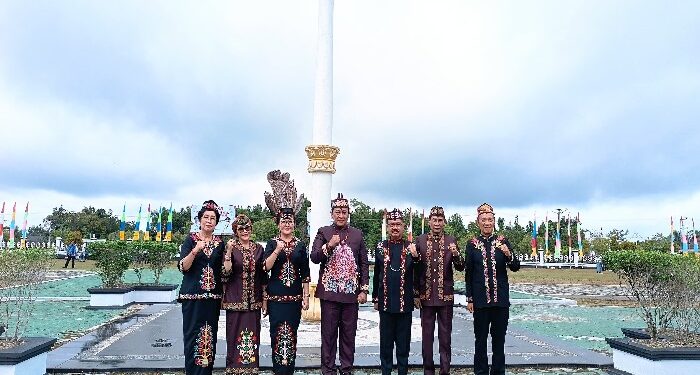 FOTO : DISKOMINFO SANTIK/MATA KALTENG - Wakil Gubernur Kalteng Edy Pratowo didampingi Pj Bupati Gumas Herson B. Aden, mantan Bupati Gumas Arton S Dohong dan forkopimda, ketika berfoto bersama usai upacara peringatan hari jadi ke-22 Kabupaten Gumas, Jumat, 21 Juni 2024.