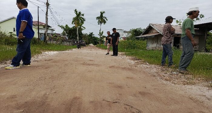 FOTO : DEVIANA/MATAKALTENG - Jalan DI. Panjaitan Selatan yang masih tanah, Jumat 21 Juni 2024.