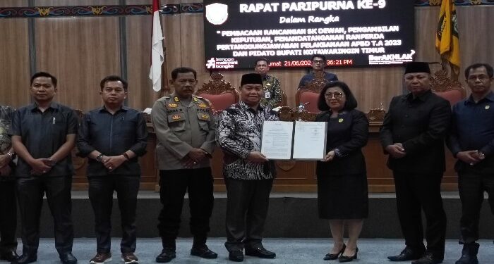 FOTO : DEVIANA/MATAKALTENG - Bupati Kotim Halikinnor bersama Ketua DPRD Kotim Rinie usai penandatanganan persetujuan bersama terhadap Raperda pelaksanaan APBD tahun anggaran 2023.