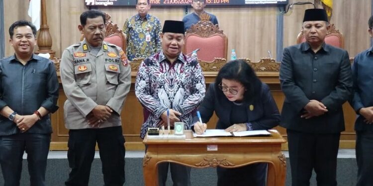 FOTO: DIAN/MATA KALTENG - Penandatanganan SK DPRD Kotim tentang Ranperda Pertanggungjawaban Pelaksanaan APBD Kotim 2023.