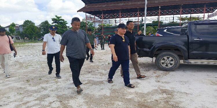 FOTO: DEVIANA/MATAKALTENG - Bupati Kotim Halikinnor saat meninjau persiapan MTQ ke 55 di Kecamatan MHS, Sabtu 22 Juni 2024.