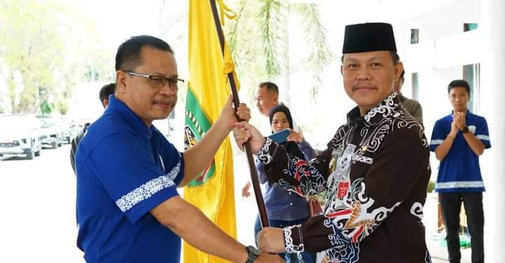 FOTO: IST/MATAKALTENG - Pj. Bupati Barsel Deddy Winarwan saat melepas kontingen Pesparawi Barsel.