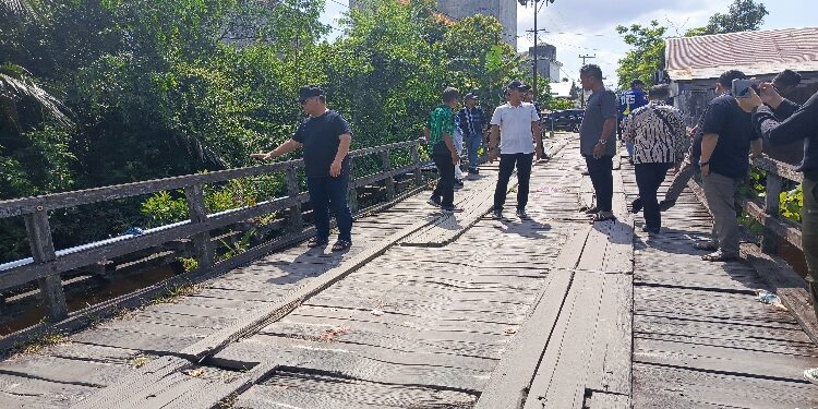 FOTO: DEVIANA/MATAKALTENG - Bupati Kotim Halikinnor saat mengecek Jembatan Sapihan di Kecamatan MHS, Sabtu 22 Juni 2024.