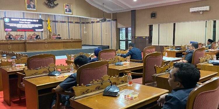 FOTO: DIAN/MATA KALTENG - Rapat paripurna penyampaian pandangan akhir Fraksi DPRD Kotim.
