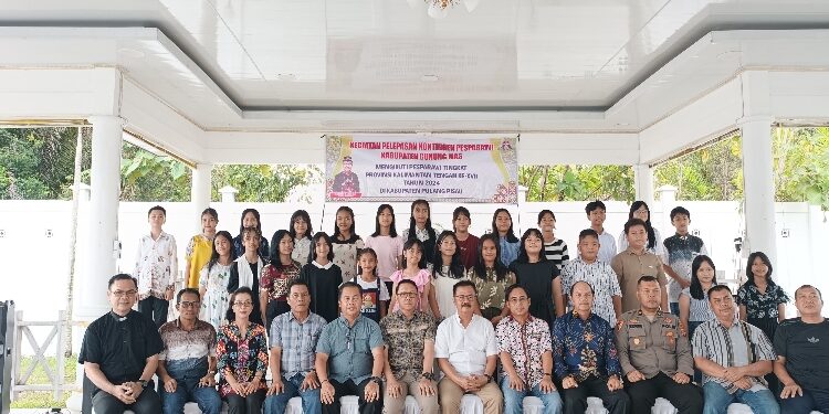 FOTO: DISKOMINFO SANTIK/MATAKALTENG - Pj Bupati Gumas Herson B. Aden, Sekda Richard, dan kepala perangkat daerah, saat berfoto bersama dengan kontingen pesparawi kabupaten Gumas, di pendopo rujab bupati, Sabtu 22 Juni 2024.