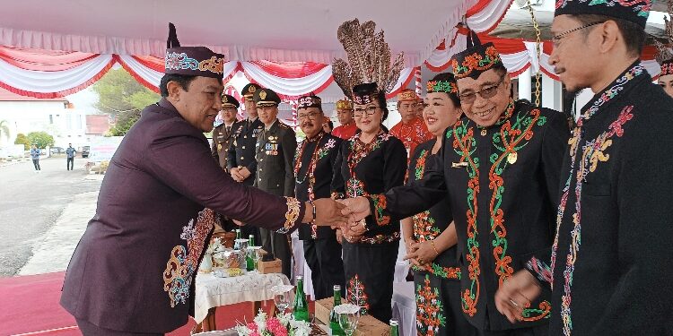 FOTO : DISKOMINFO SANTIK/MATA KALTENG -Wakil Gubernur Kalteng Edy Pratowo ketika bersalaman dengan Ketua DPRD Akerman Sahidar, usai upacara peringatan hari jadi ke-22 Kabupaten Gumas, Jumat 21 Juni 2024.