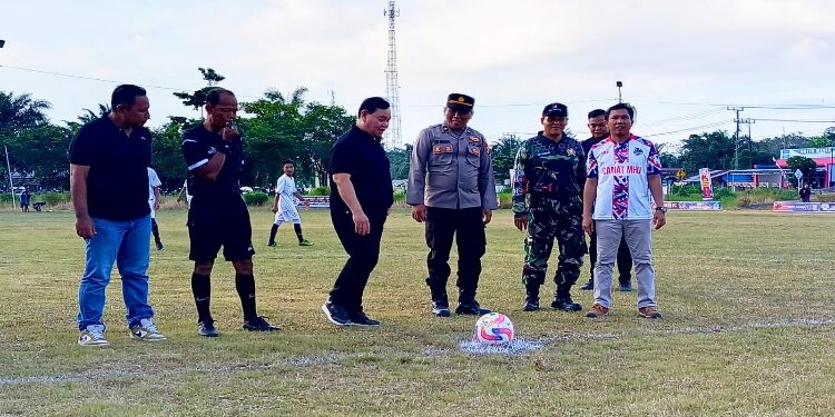 FOTO: DEVIANA/MATAKALTENG - Bupati Kotim, H Halikinnor saat menendang bola menandakan turnamen dibuka, Minggu 23 Juni 2024.