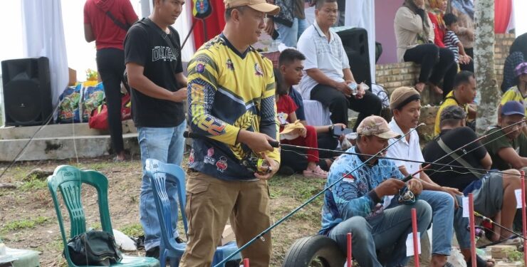 FOTO : FIRMAN/MATAKALTENG - Sambut HUT Bhayangkara Ke - 78, Kapolres Lamandau bersama masyarakat ikut lomba mancing.